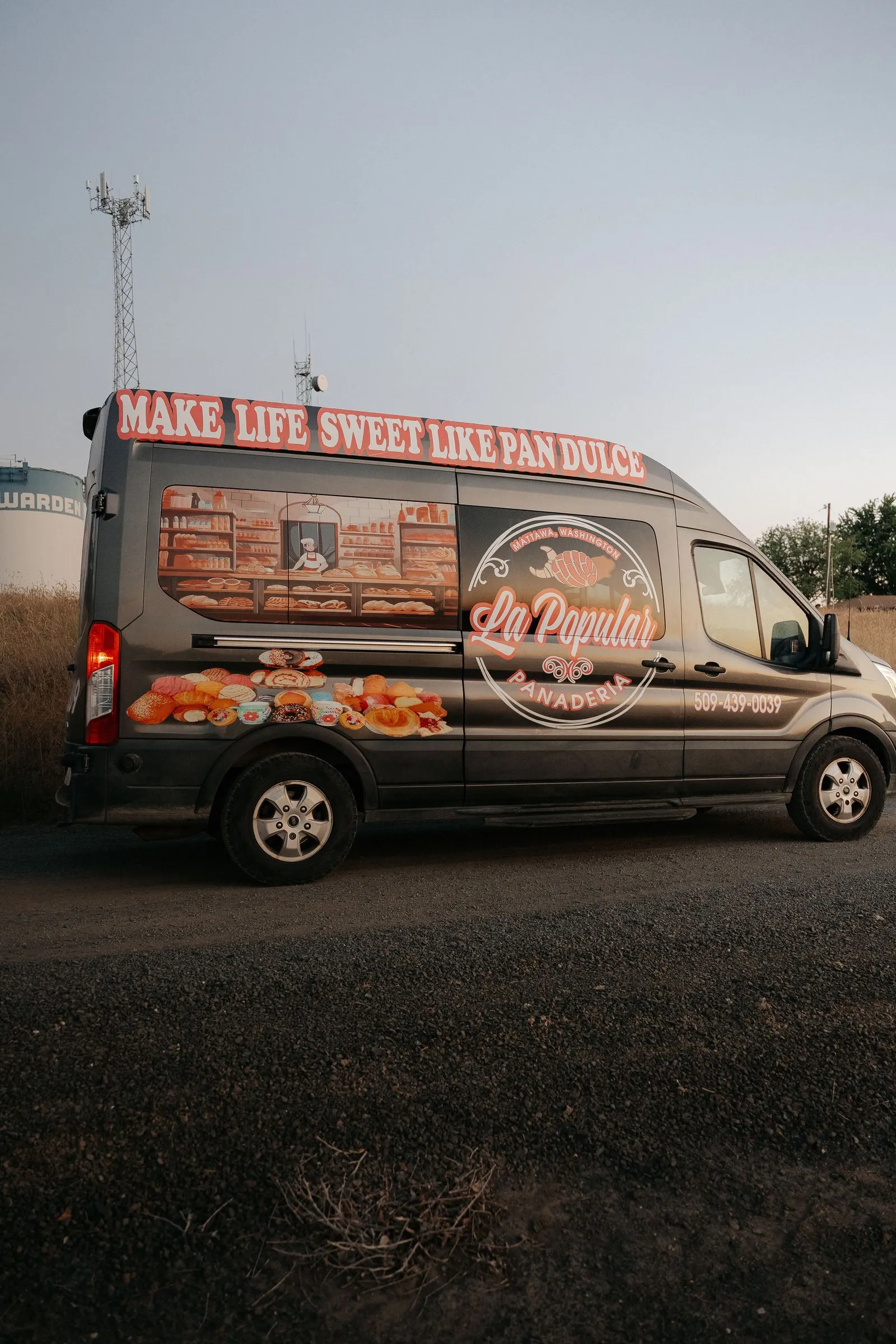 La camioneta negra de La Popular con pan dulce fresco, recorre 11 ciudades del este de Washington